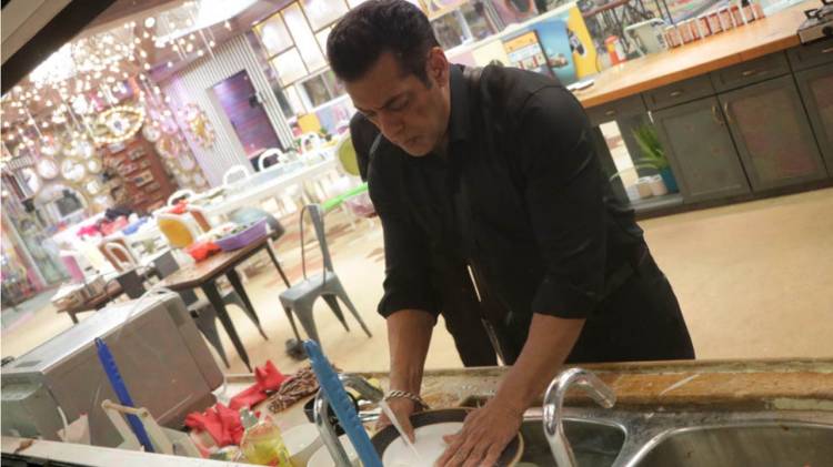 Bigg Boss 13 Weekend Ka Vaar written updates: Salman Khan cleans up housemates' mess to teach them a lesson